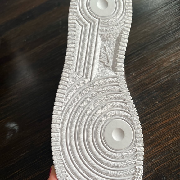 NEW custom Air Force 1’s, detailed with Louis Vuitton print. - Picture 4 of 5